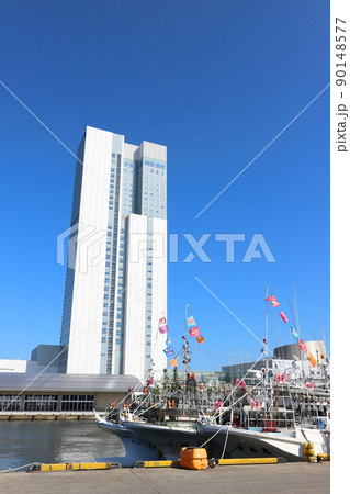 新潟　新潟市　万代島の風景（朱鷺メッセと停泊中の漁船） 90148577