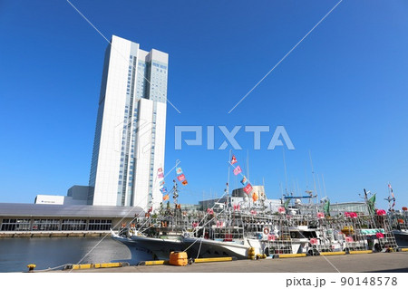 新潟　新潟市　万代島の風景（朱鷺メッセと停泊中の漁船） 90148578