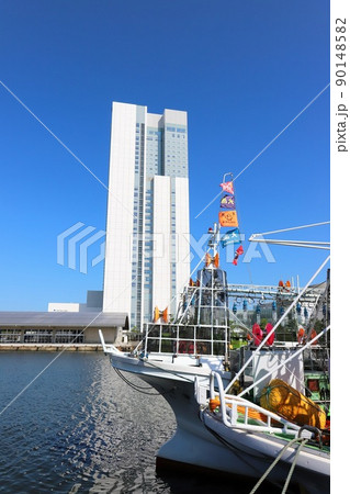 新潟 新潟市 万代島の風景(朱鷺メッセと停泊中の漁船) 新潟 新潟市 万代島の風景(朱鷺メッセと停泊中の漁船) 90148582