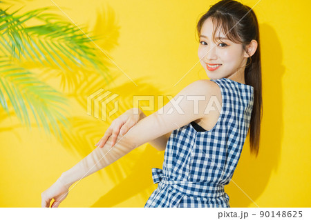 夏の女性 イエロー背景 夏の女性 イエロー背景 90148625