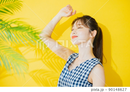 夏の女性 イエロー背景 夏の女性 イエロー背景 90148627