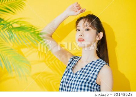 夏の女性 イエロー背景 夏の女性 イエロー背景 90148628