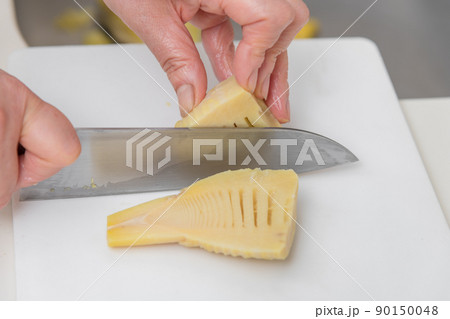 【筍のあく抜き 茹で上がった筍を切る】 【筍のあく抜き 茹で上がった筍を切る】 90150048