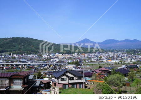 茅野市の町並みと八ヶ岳連峰(茅野市宮川地区からの眺望) 茅野市の町並みと八ヶ岳連峰(茅野市宮川地区からの眺望) 90150196