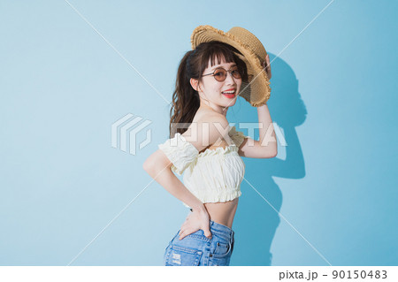 夏の女性 水色バック 夏の女性 水色バック 90150483