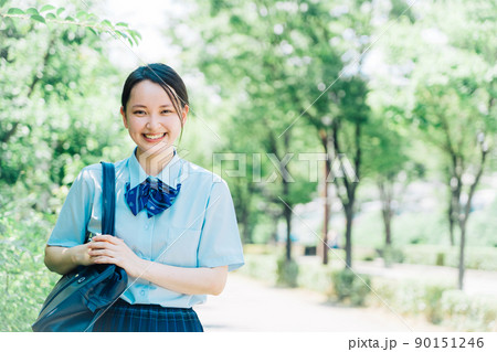 通学する女子高生 通学する女子高生 90151246