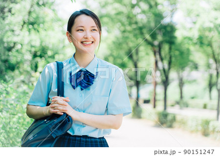 通学する女子高生 90151247
