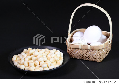カゴに入った卵とタマゴボーロ 90151512