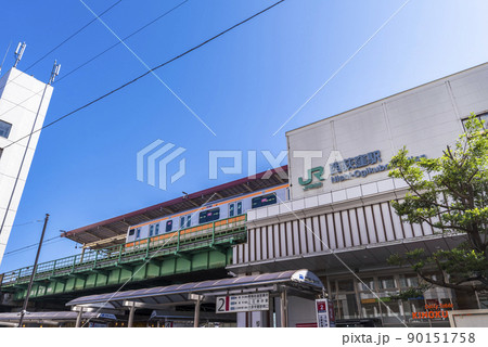 JR「西荻窪」駅北口の風景 駅ビルとバスターミナル 90151758