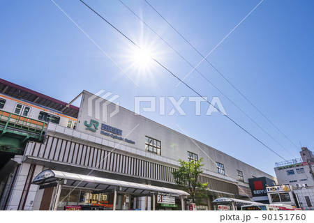 JR「西荻窪」駅北口の風景 駅ビルとバスターミナル 90151760