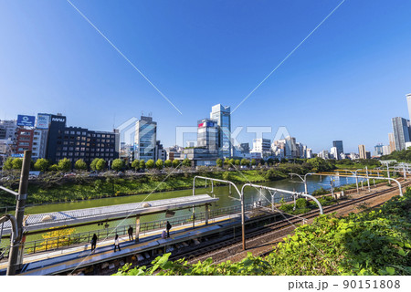 JR総武線「市ヶ谷」駅と新見附濠 90151808
