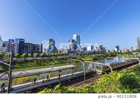 JR総武線「市ヶ谷」駅と新見附濠 JR総武線「市ヶ谷」駅と新見附濠 90151809