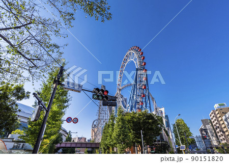 水道橋の風景 ラクーアの観覧車とジェットコースター 90151820