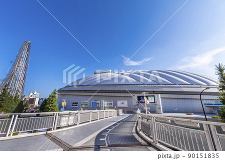 後楽園駅前の風景 東京ドームとペデストリアンデッキ 後楽園駅前の風景 東京ドームとペデストリアンデッキ 90151835