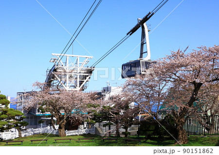 元町配水場 函館山ロープウェイと桜 元町配水場 函館山ロープウェイと桜 90151862