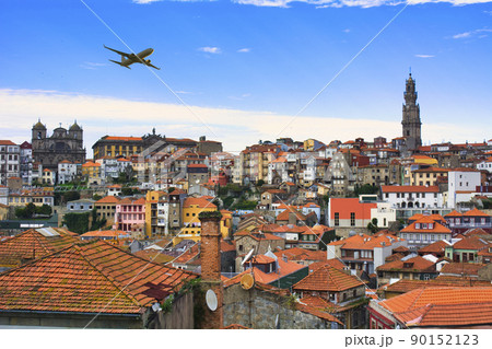 ポルトの旧市街上空を飛行する航空機 ポルトの旧市街上空を飛行する航空機 90152123