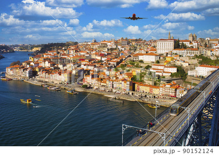 ポルトの旧市街上空を飛行する航空機 90152124
