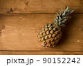 テーブルの上のパイナップル 90152242