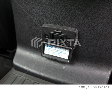 コンバーター付きの自動車に設置してあるAC電源の差込プラグ コンバーター付きの自動車に設置してあるAC電源の差込プラグ 90152324