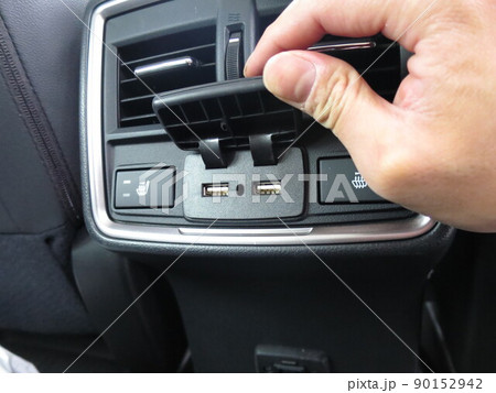 最近の自動車に設置されているUSBタイプAメスの充電用プラグ 90152942