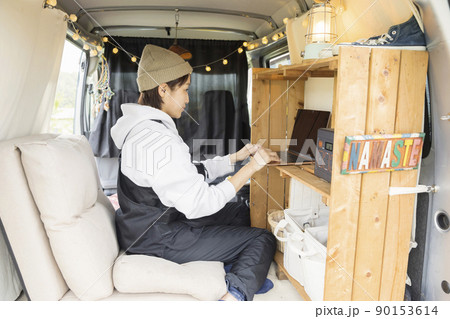 旅をしながら車内で仕事をする若い女性　ワーケーション　テレワークイメージ 90153614