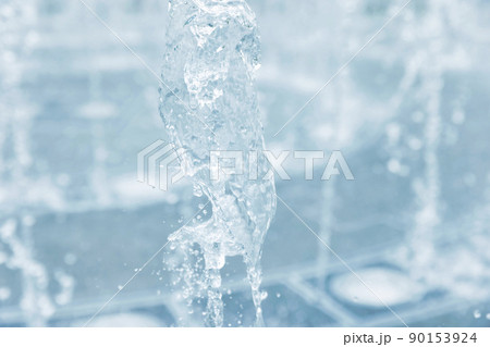 噴水から飛び出す水 噴水から飛び出す水 90153924