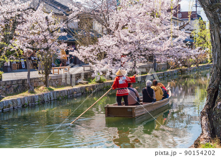 (岡山県)倉敷美観地区 川舟に乗る観光客 春 (岡山県)倉敷美観地区 川舟に乗る観光客 春 90154202