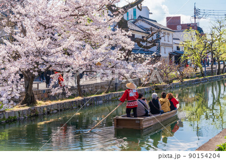 (岡山県)倉敷美観地区 川舟に乗る観光客 春 (岡山県)倉敷美観地区 川舟に乗る観光客 春 90154204