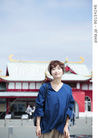 女性　旅行　ショートトリップ　散策　散歩　一人旅 90154246