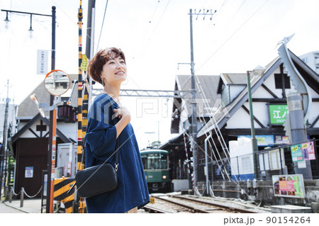 女性　旅行　ショートトリップ　散策　散歩　一人旅 90154264