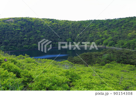 えびの高原 白紫池と白鳥山 【宮崎県えびの市】 えびの高原 白紫池と白鳥山 【宮崎県えびの市】 90154308