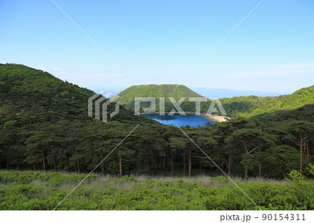 えびの高原　甑（こしき）岳と六観音御池　【宮崎県えびの市】 90154311