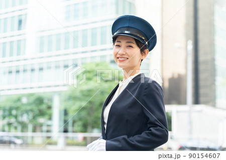 笑顔の女性ドライバー（運転手・タクシー・バス） 90154607