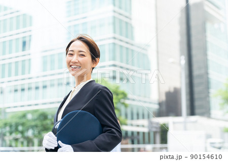 笑顔の女性ドライバー（運転手・タクシー・バス） 90154610