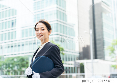 笑顔の女性ドライバー（運転手・タクシー・バス） 90154611