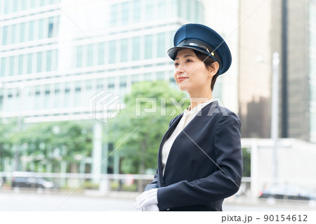 笑顔の女性ドライバー（運転手・タクシー・バス） 90154612