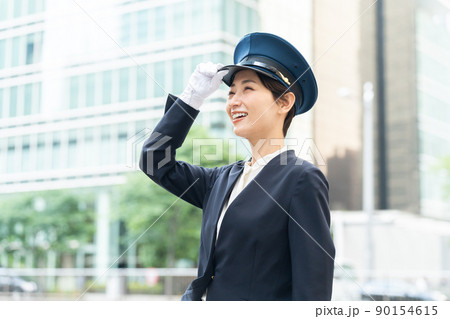 笑顔の女性ドライバー（運転手・タクシー・バス） 90154615