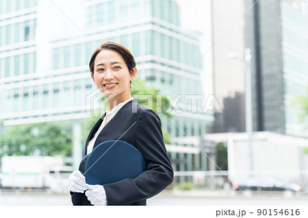笑顔の女性ドライバー（運転手・タクシー・バス） 90154616