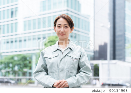 作業着を着た笑顔の女性 作業着を着た笑顔の女性 90154963