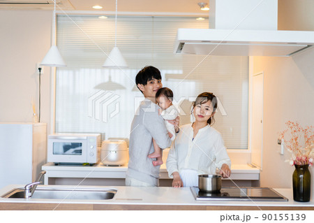 子育てと家事を分担する若いファミリー 子育てと家事を分担する若いファミリー 90155139