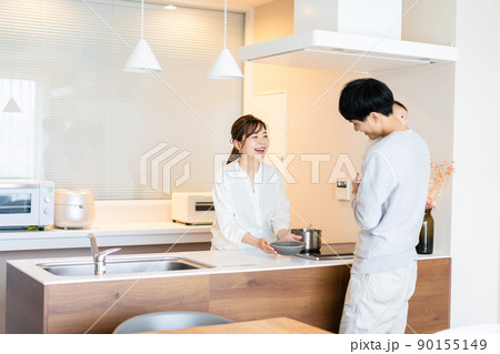 子育てと家事を分担する若いファミリー 90155149
