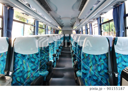高速バスの車内の様子　4列シート 90155187