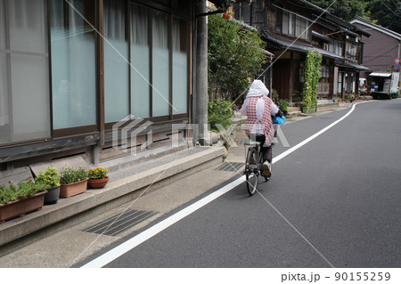 伊根で自転車に乗るおばさん 90155259