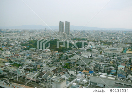 堺市役所展望ロビーから見る田出井山古墳「反正天皇陵」／大阪府堺市 90155554
