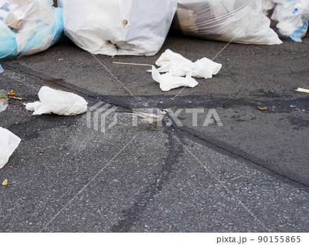 荒らされたごみ集積所 90155865