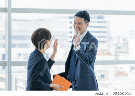 会社の廊下ですれ違う同僚 会社の廊下ですれ違う同僚 90156016