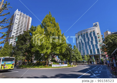 JR「三鷹」駅北口の風景 / ロータリーとバスターミナル 90156523