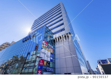 JR「三鷹」駅南口の風景　三鷹コラルのビルディング 90156537