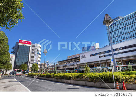 JR「吉祥寺」駅北口の風景 / バスターミナルとキラリナのビルディング  90156579