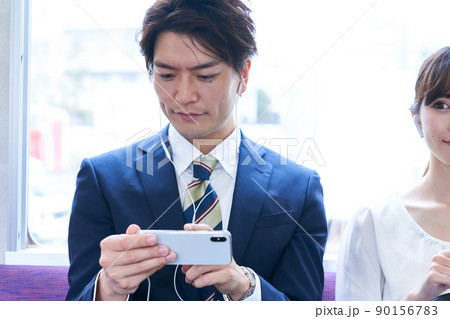 電車内でスマホを見るスーツ姿の男性 撮影協力「京王電鉄株式会社」 電車内でスマホを見るスーツ姿の男性 撮影協力「京王電鉄株式会社」 90156783